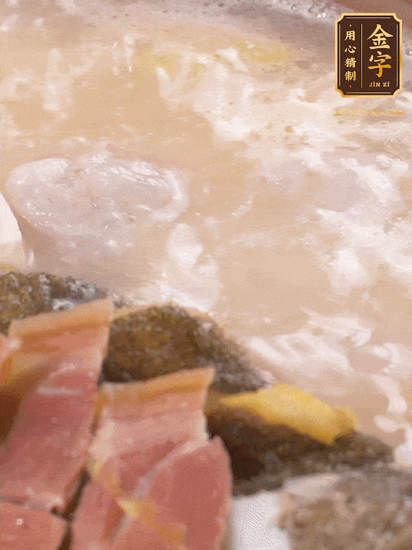 大火煮至沸騰后，轉(zhuǎn)至砂鍋中，繼續(xù)燉煮。這個時候可以放入一些自己喜歡吃的配菜比如蝦滑、內(nèi)酯豆腐來添味