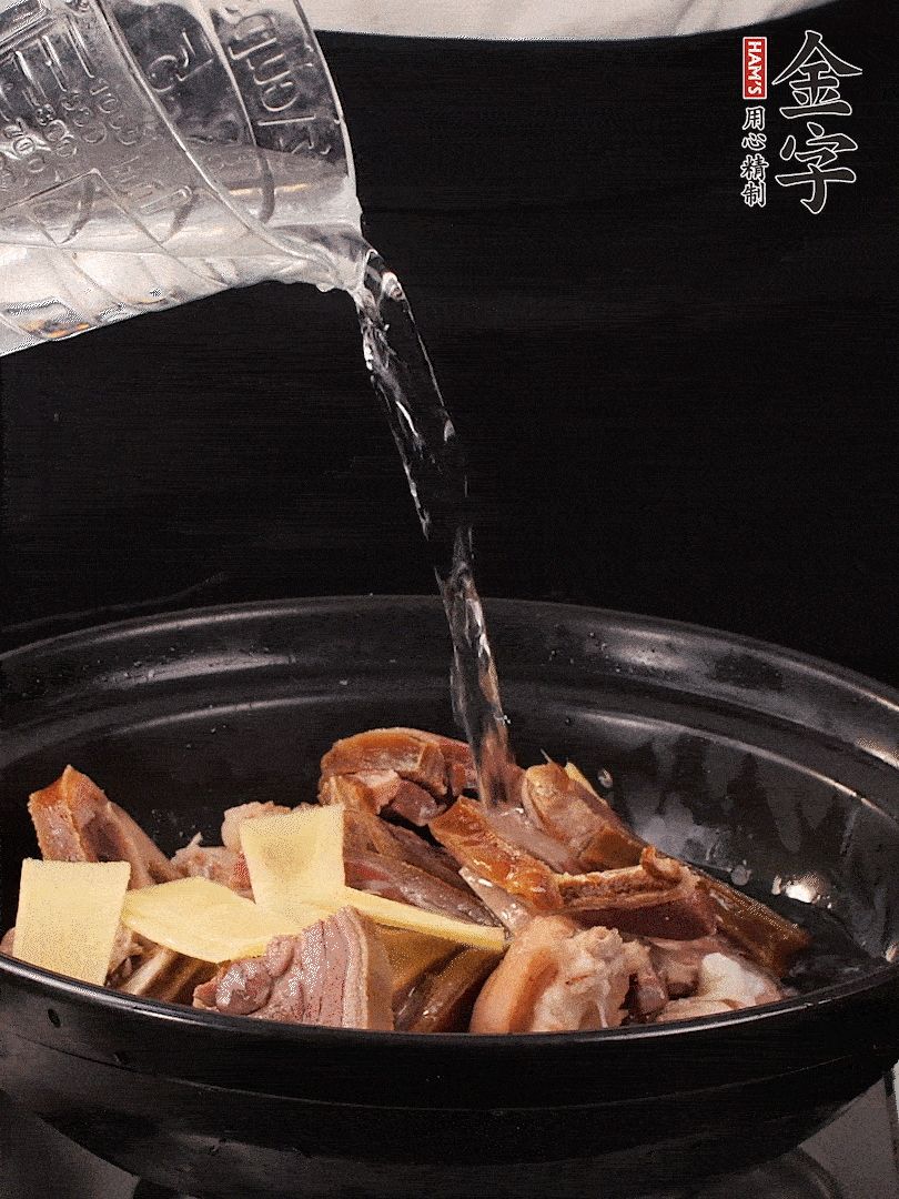 火腿、豬腳放到大砂鍋里，黃酒提鮮，蔥姜去腥，加2kg純凈水沒過食材。水一定要放足，中途最好不能加水