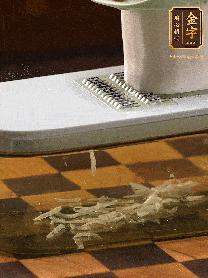 蘿卜切絲 ，加少許的鹽 抓拌均勻后，腌制十五分鐘