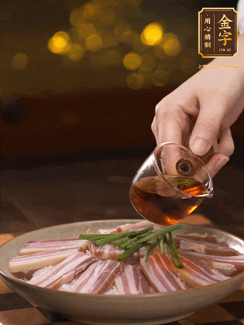 把切好的咸肉，均勻的鋪在蘿卜絲的四周頂部放少許蔥段 淋上少許料酒，放入鍋中 大火蒸二十分鐘