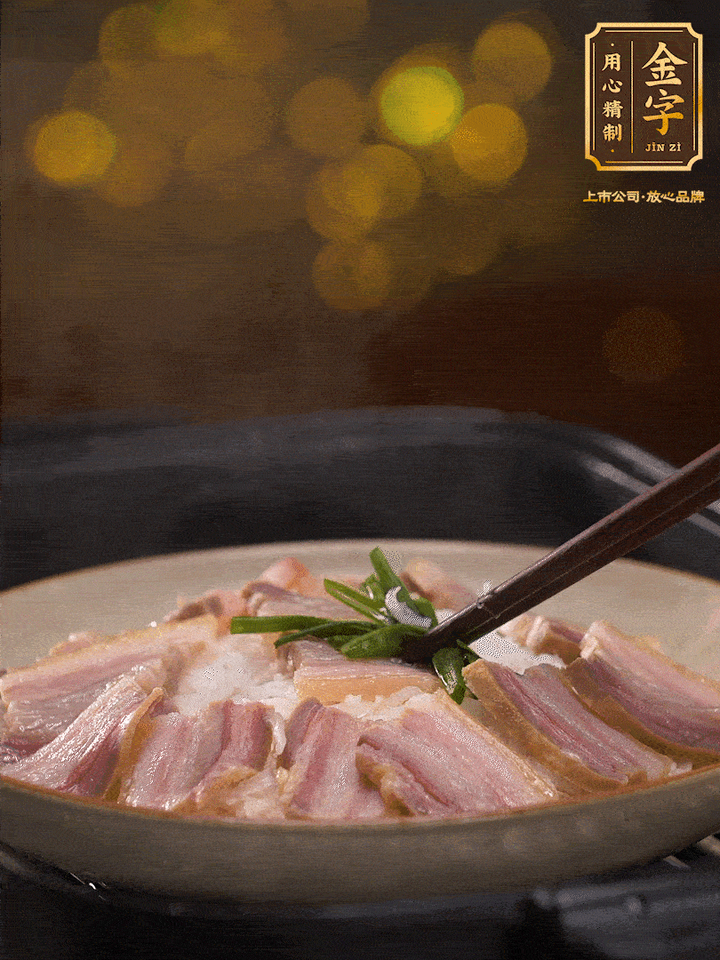 二十分鐘后關火，去除頂部的蔥段，最后撒上少許的蔥末，就完成了