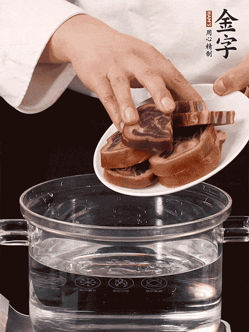 準(zhǔn)備食材。做金銀蹄有2個(gè)關(guān)鍵點(diǎn)：食材上火腿當(dāng)然得選足年發(fā)酵的金字火腿，新鮮豬爪最好選前腳、大小適宜的。