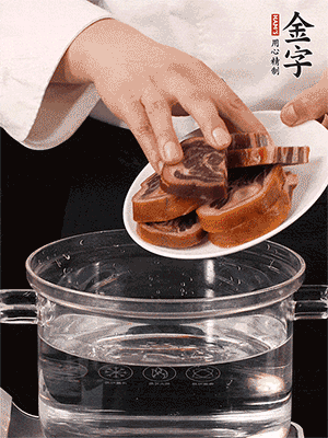 一包200g的金字火腿蹄片恰好搭配一個(gè)新鮮豬爪（豬腳）。都先加蔥姜、料酒焯水一遍，把血水清除后燉出來才能更清澈不油膩。