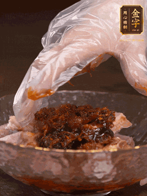 排骨用1勺蠔油、1勺醬油、1勺金字火腿XO醬抓勻腌制半小時