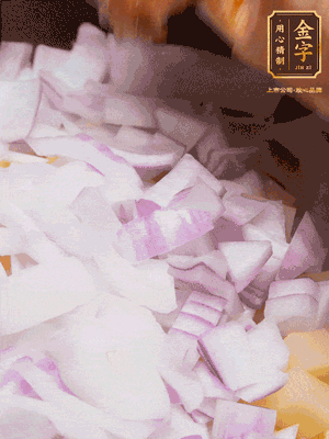 倒入洗干凈的大米、土豆丁、洋蔥碎、排骨、金字火腿xo醬、水