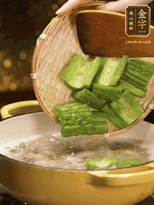 倒入熱水，和泡開(kāi)的綠豆（連水）和火腿片，大火燒開(kāi)燉一個(gè)小時(shí)