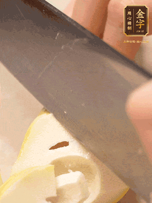 春筍切成滾刀塊，焯水去除澀味