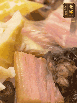 倒入滾燙的熱水，燉煮20分鐘，湯濃汁白