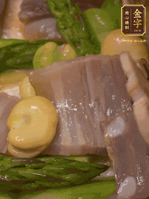 倒入熱水，燉煮10分鐘