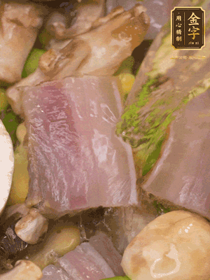 開蓋，放入河蝦繼續(xù)燜煮5分鐘