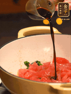 調(diào)味：1勺蠔油、1勺生抽、2轉(zhuǎn)胡椒粉和2勺番茄醬倒入400ml開水，燒至湯汁濃厚