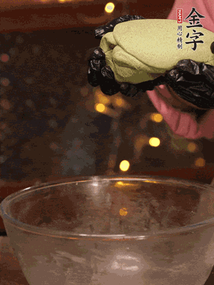 水里放點鹽，燒開后放艾草，一勺小蘇打，撈出浸入涼水，打成艾草泥