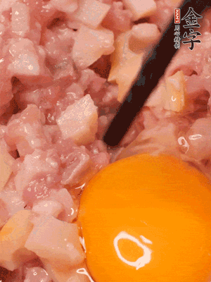 豬肉末、咸肉丁，分次加蔥姜水，一勺糖、一丟白胡椒，春筍丁，打入一個雞蛋