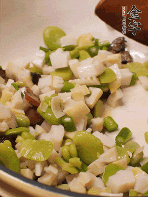 倒入蠶豆、春筍翻炒