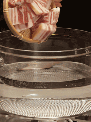 排骨、咸肉，一起下入鍋中，加入蔥，姜，料酒，倒入清水焯水清洗干凈