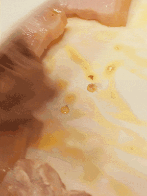 另起一鍋，將咸肉、鮮肉 翻炒出香味