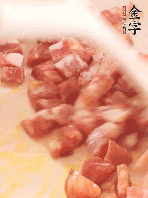 香腸炒出油脂，加入蠶豆煸炒