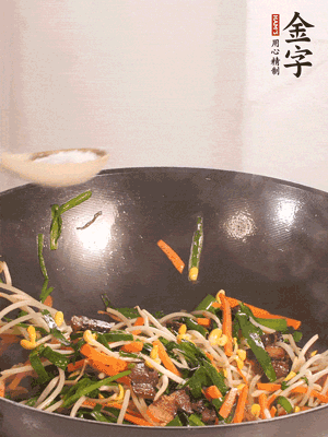 炒合菜：金字醬油肉、綠豆芽、韭菜