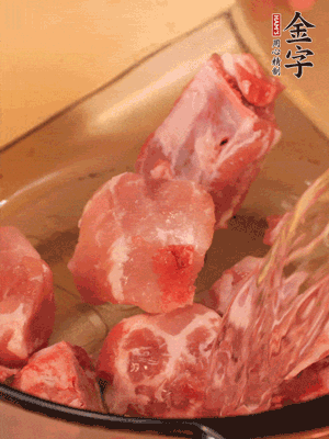 排骨冷水下鍋，加料酒、姜片，煮開綽水