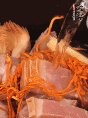 將所有食材一起倒進(jìn)鍋中，加水沒過食材，燉煮30分鐘即可