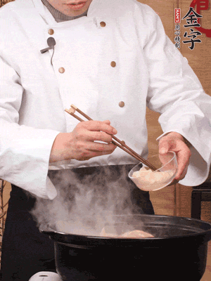 花膠、金湯放入鍋中小火再燉10分鐘