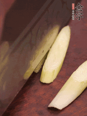 蒜白切小段，辣椒斜切圈