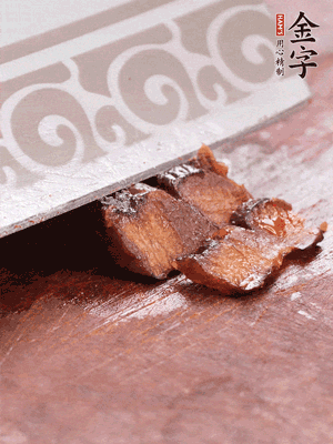 金字醬油肉水煮15分鐘，切薄片