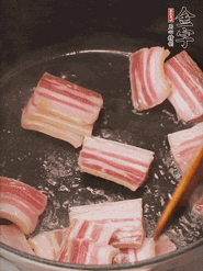 鍋中放菜籽油燒熱，下咸肉、冬筍略微煸炒