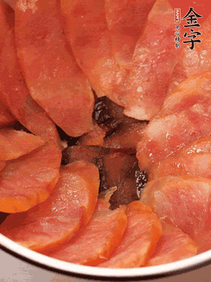 深碗涂抹豬油，頂端鋪枸杞，間隔鋪上香腸、醬油肉片