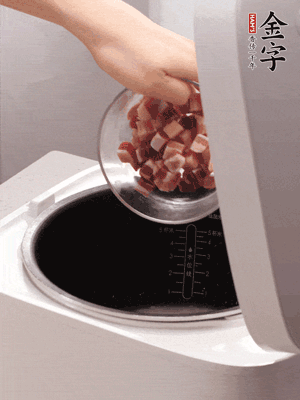 鍋中倒入豬油，油熱后炒熟上海青，給倒少許鹽調(diào)味