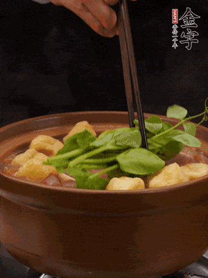 加筒骨煲的經(jīng)典配菜：金字土香腸、油豆腐、千張蓋上蓋子燜一會兒，耐心等候10分鐘。