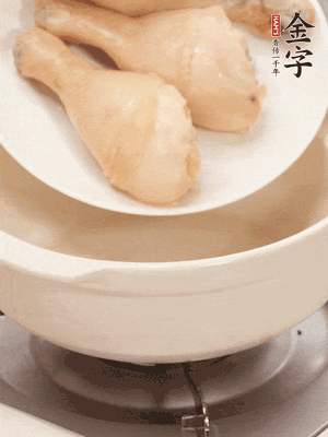 雞腿、火腿、干貝、蒜頭放入砂鍋內(nèi)燉1小時