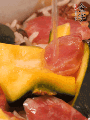 倒入溫開水，水量高出米面一個(gè)指節(jié)。