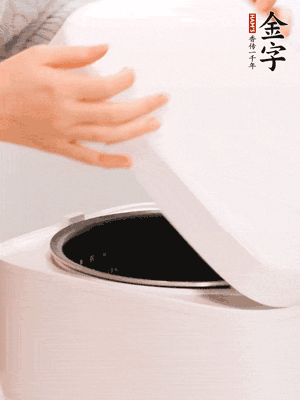 泡發(fā)香菇的水和調(diào)好的醬汁混合在一起，倒入電飯煲中，煮飯。