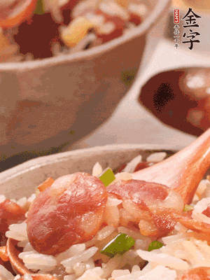 開蓋后，沿鍋邊淋2大勺花生油，大火烤出鍋巴。輕輕翻拌一下，撒點蔥花。