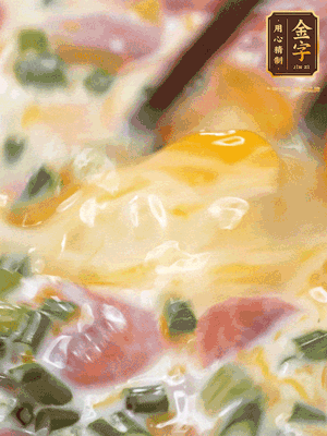 三個全蛋中加適量牛奶、鹽、黑胡椒粉、臘腸、蔥花攪拌均勻