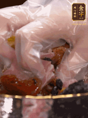 排骨洗凈后（蠔油、生抽、老抽、鹽、糖、淀粉、豆豉、蒜蓉、姜絲）腌制30分鐘