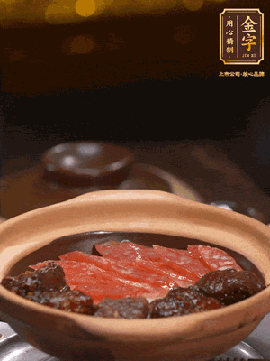 鋪上臘腸和排骨，鍋邊淋一圈油，小火煲10分鐘