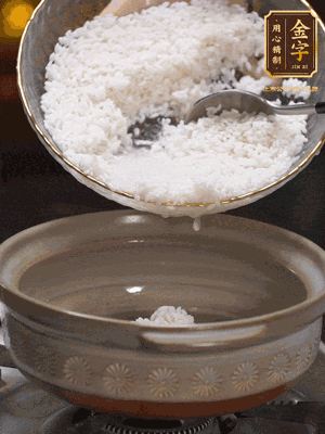 鍋底刷油，倒入米飯，水沒過即可，中小火燜10分鐘，戳幾個洞