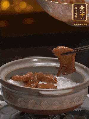 鋪上牛肉，鍋邊淋油在燜5分鐘