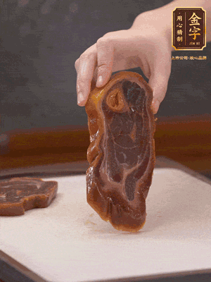 處理節(jié)瓜，刮掉表層的皮和毛，洗凈后去掉瓜蒂，切大塊