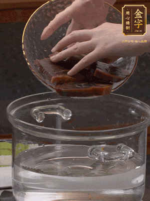 火腿蹄片冷水下鍋，水沸騰后煮5分鐘焯水