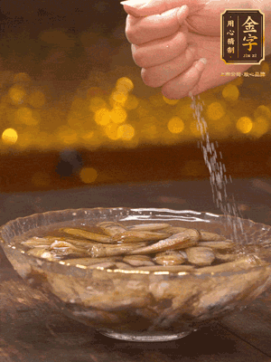 鮮活蟶子反復(fù)沖洗干凈，水中加鹽、芝麻香油浸泡30分鐘吐沙