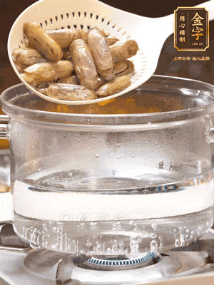 煮一鍋沸水，下蟶子汆燙30秒，撈出浸入冰水，取出蟶子肉
