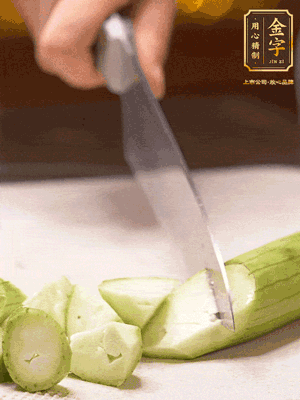 絲瓜去皮，切滾刀塊