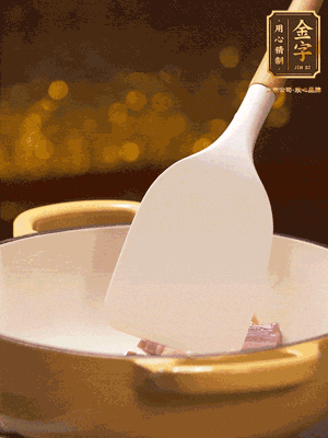 油溫7成熱，下蒜末、咸肉略微煸炒，再下絲瓜