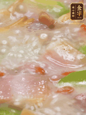 最后下蟶子，一點白胡椒調(diào)味，煮到白色湯汁出來。撒點枸杞點綴