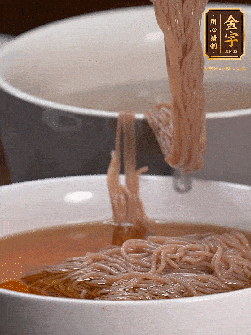 蘋果醋，一點(diǎn)鹽、糖、醬油，兌入涼白開水調(diào)成簡易冷面湯，放水箱冷藏