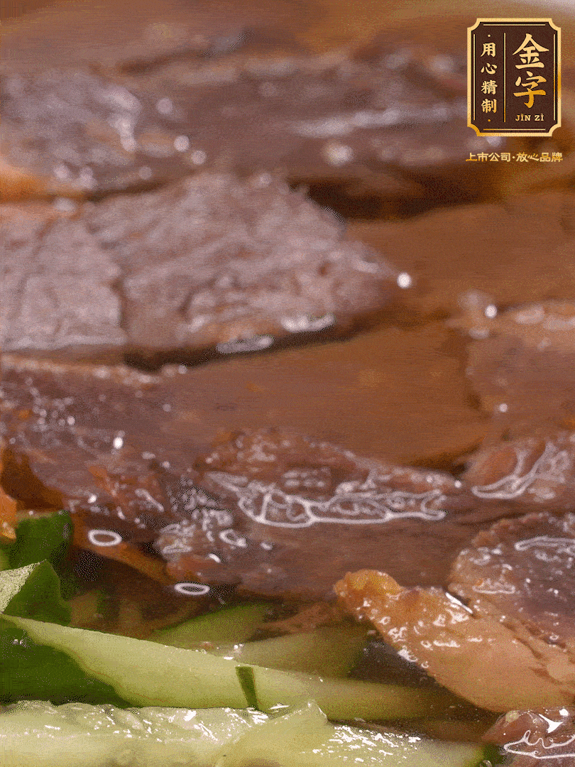 養(yǎng)麥冷面，涼水中清洗浸泡5分鐘，沸水中煮3分鐘，涼水漂洗沖涼