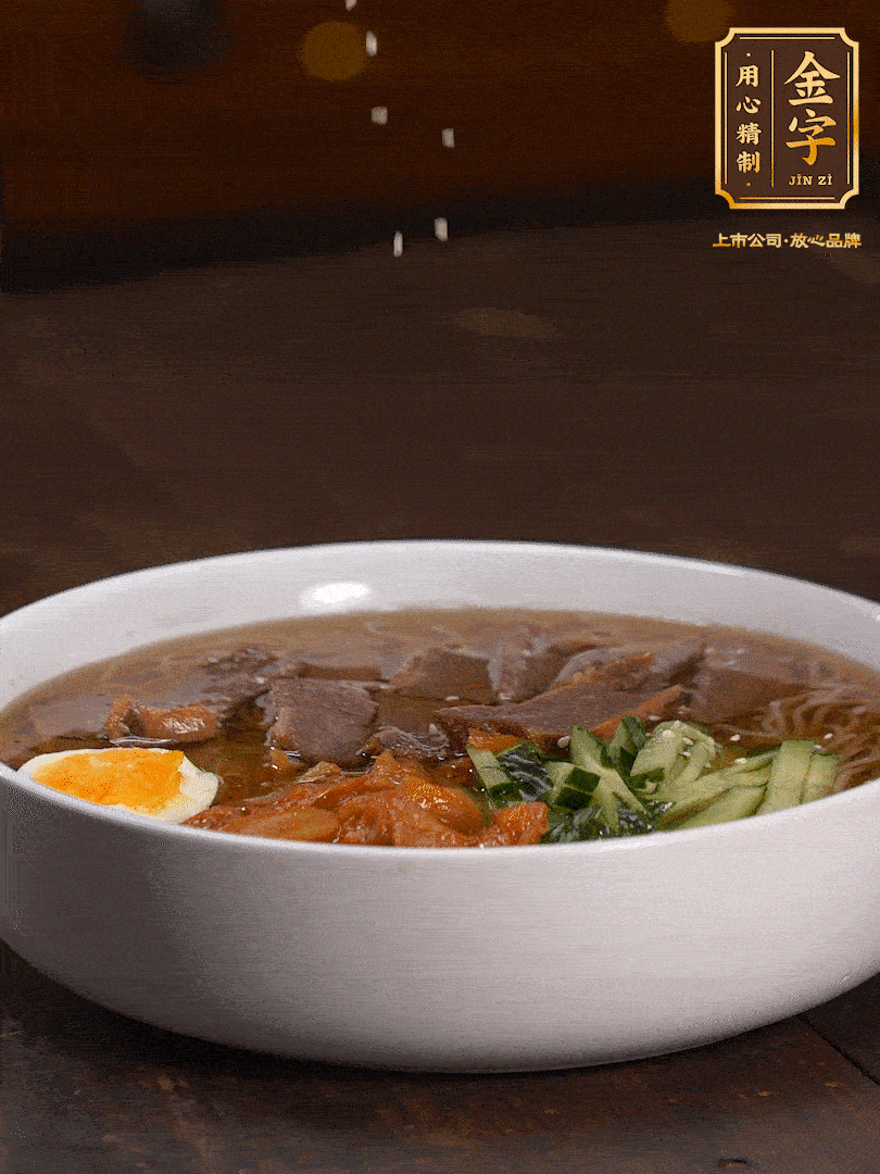 放入冰涼的冷面湯碼上黃瓜絲、泡菜、牛肉、雞蛋，撒點(diǎn)白芝麻